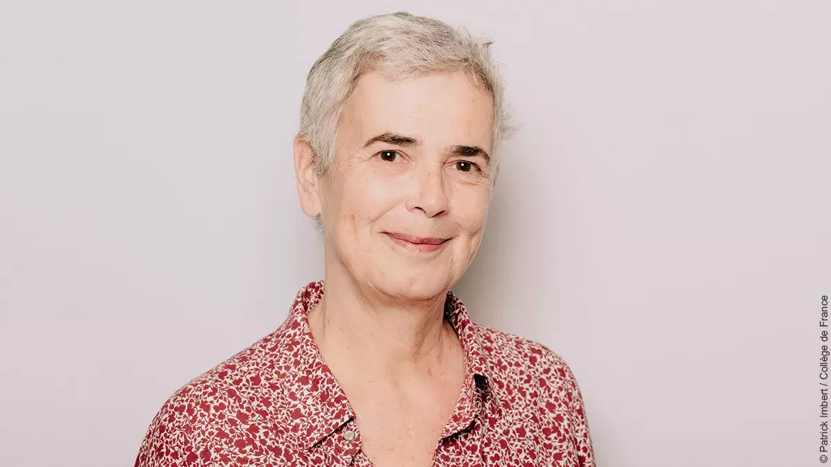 Portrait de Nathalie Bajos réalisé par Patrick Imbert pour le Collège de France (2025).