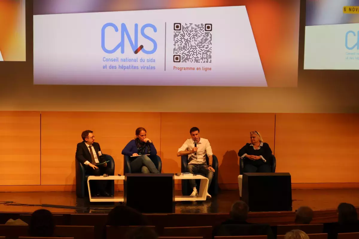 La première table-ronde, avec de gauche à droite : Laurent Geffroy, secrétaire général du CNS, Yaëlle Amsellem-Mainguy, sociologue et chargée de recherche à l'Institut National de la Jeunesse et de l'Éducation Populaire (INJEP), Sylvie SANCHEZ, fondatrice de l'association Creative Handicap, et Helno EYRIEY, conseiller au Conseil économique, social et environnemental (CESE), président du groupe des Organisations étudiantes et des mouvements de jeunesse.