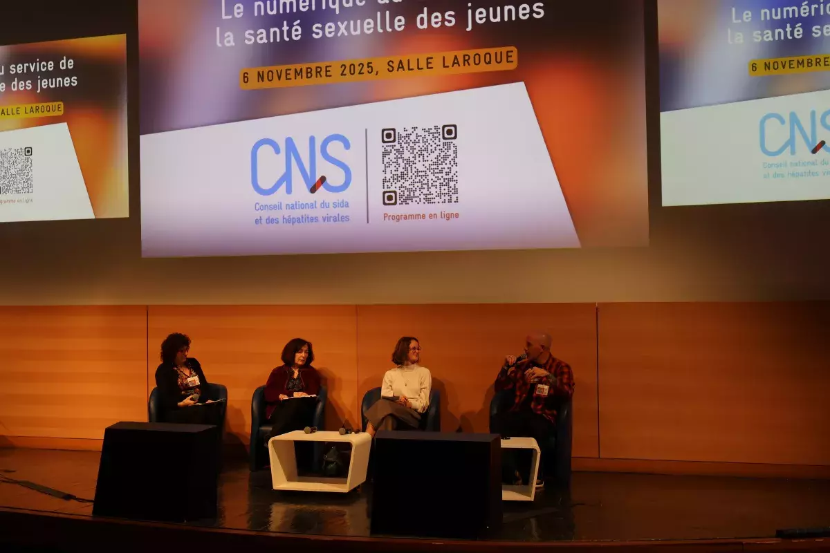 La première table-ronde, avec de gauche à droite : Valérie Peugeot, membre du CNS, Sophie Jehel, professeure en sciences de l'information et de la communication et chercheuse au Centre d'étude sur les médias, les technologies et l'internationalisation (Cémti), Léïla Roebben, chargée de communication en santé sexuelle chez Santé publique France et Julien Ménielle ("Dans Ton Corps" sur YouTube), infirmier devenu créateur de contenus et chroniqueur, spécialisé dans la vulgarisation des sujets de santé.